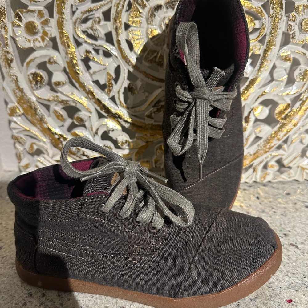 Stylish Women's Brown TOMS Size 6W